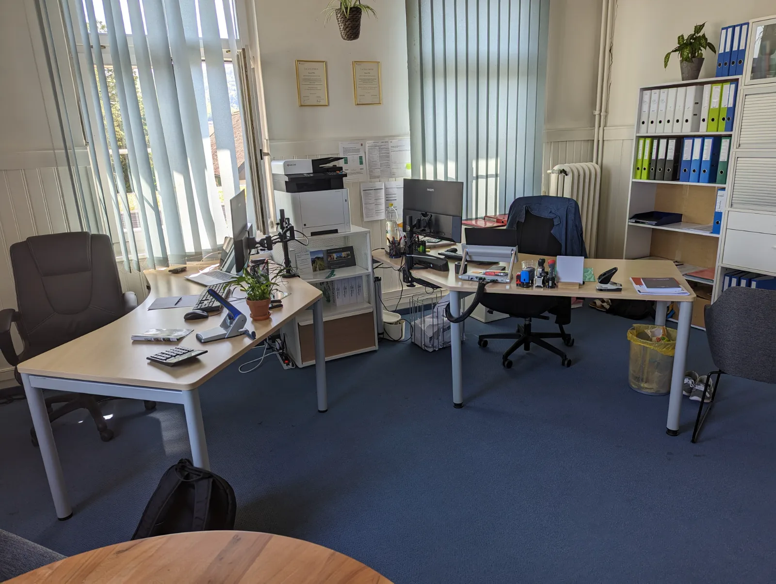 Büro von Pfyl's Treuhand in Villmergen mit zwei Arbeitsplätzen und Ordnerregal