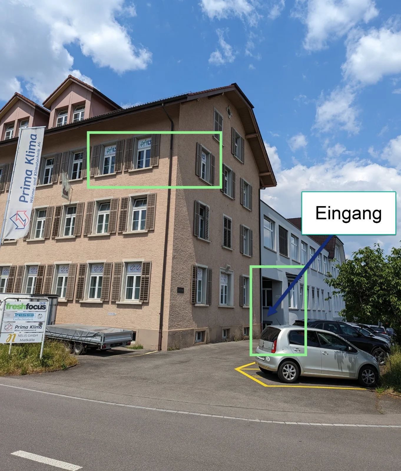 Gebäude Alte Bahnhofstrasse 27 in Villmergen, Eingang und Büro von Pfyl's im Obergeschoss markiert